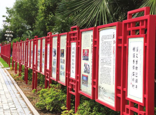 江蘇鎮(zhèn)江某一中學(xué)古典式閱報(bào)欄使用中
